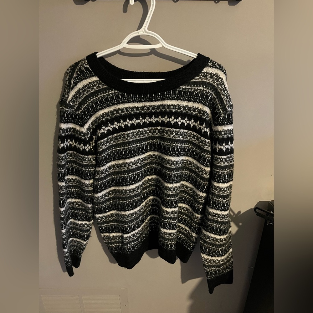 BLACK AND WHITE PATTERN SWEATER